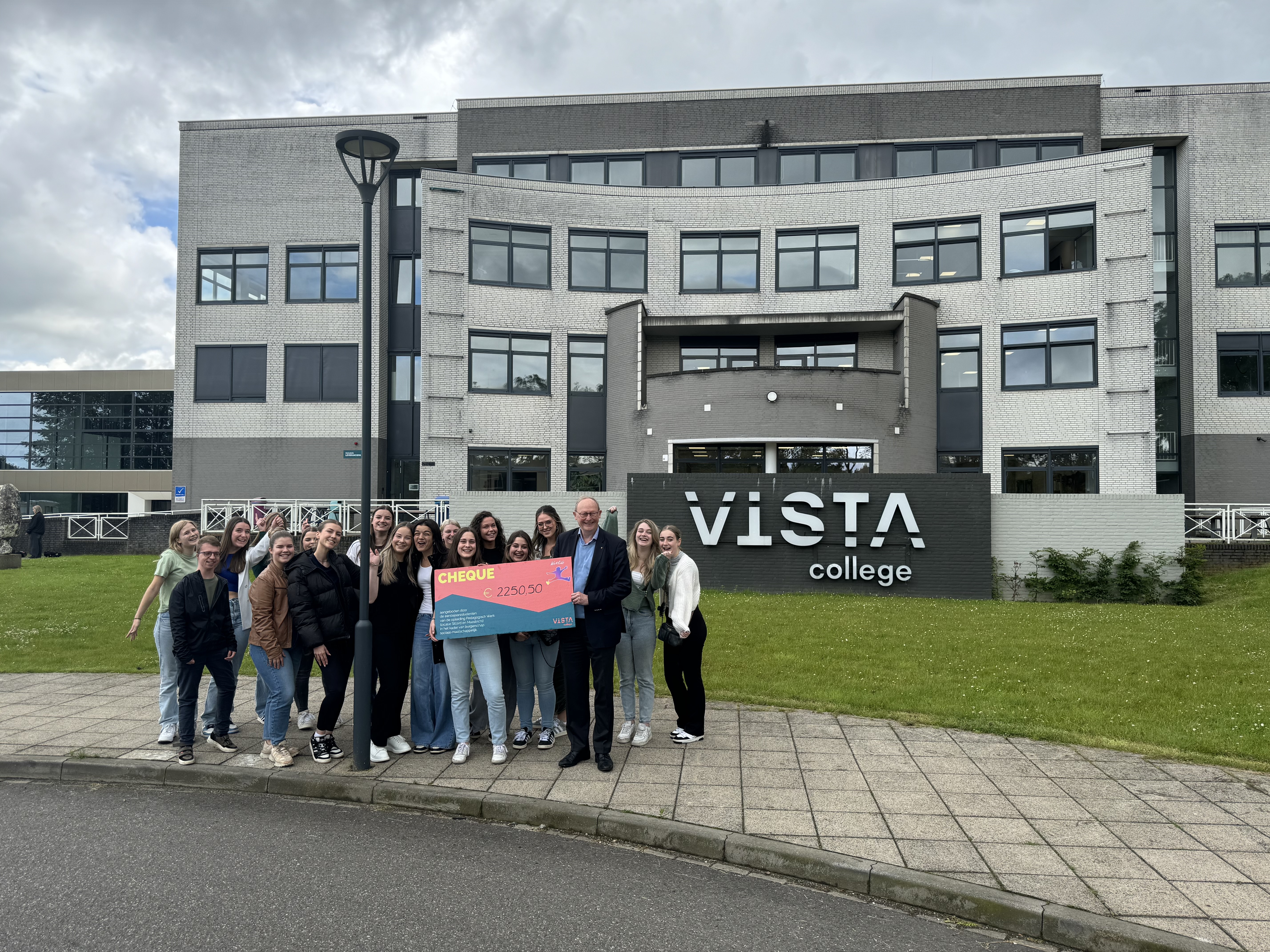 Studenten VISTA college zamelen €5000,- in voor W4KIDS